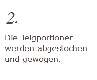 2. Die Teigportionen werden abgestochen und gewogen.